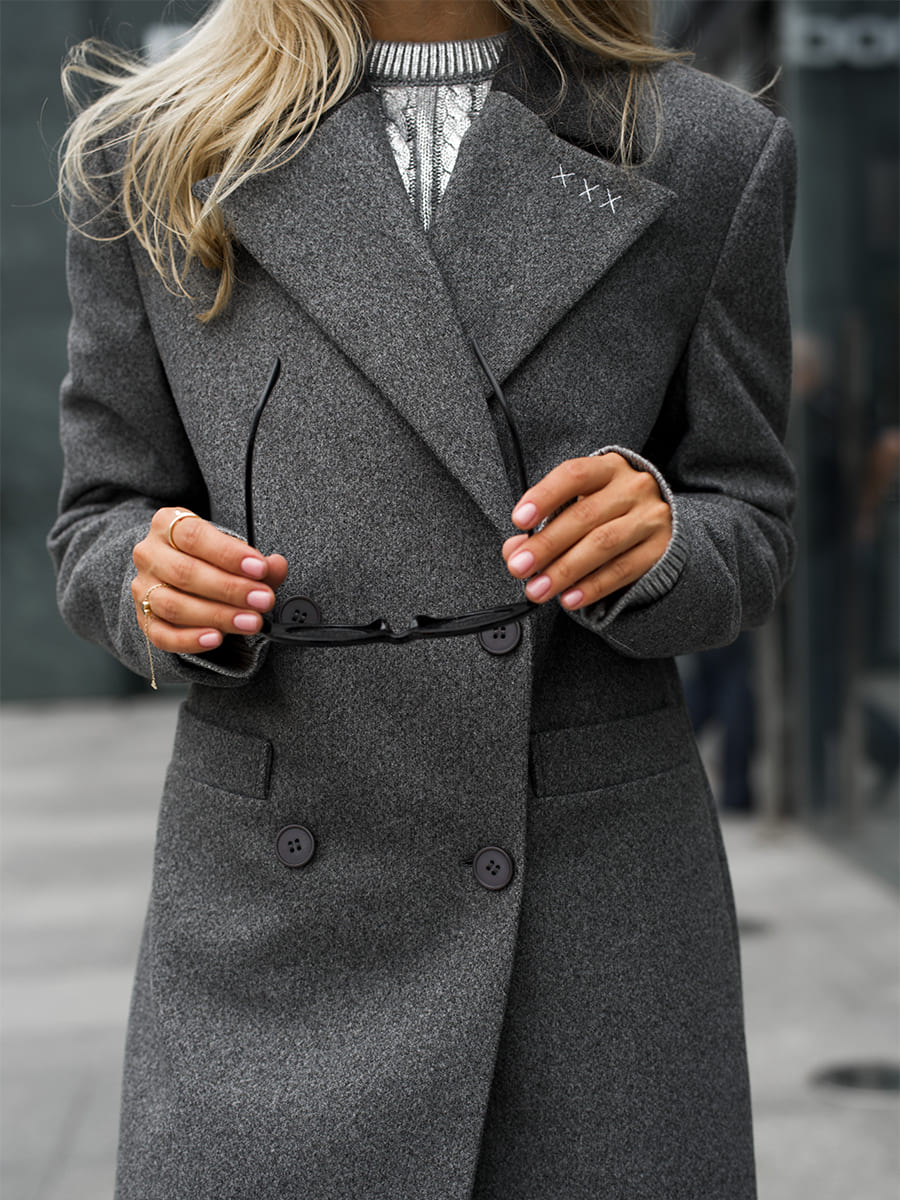 Пальто сірого кольору з білою вишивкою 4