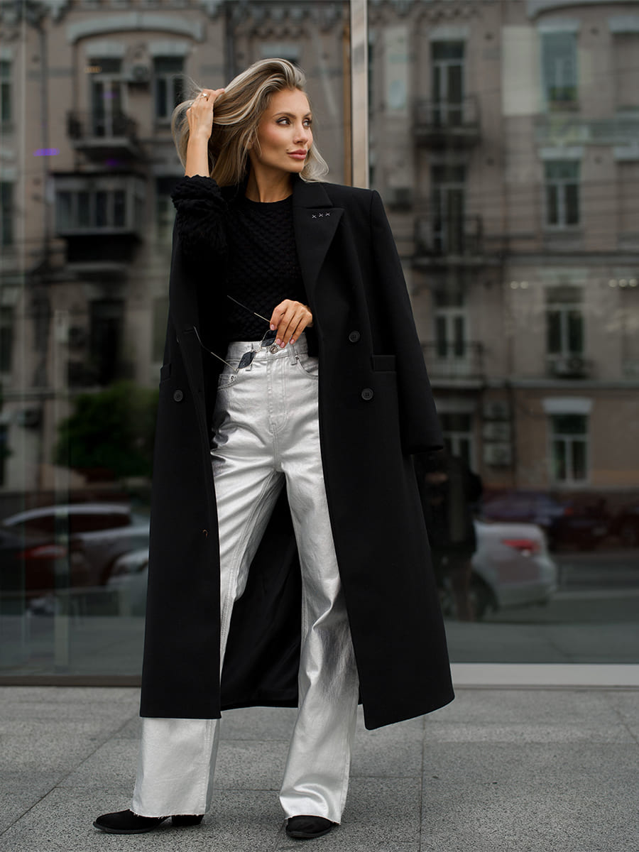 Пальто чорного кольору з білою вишивкою