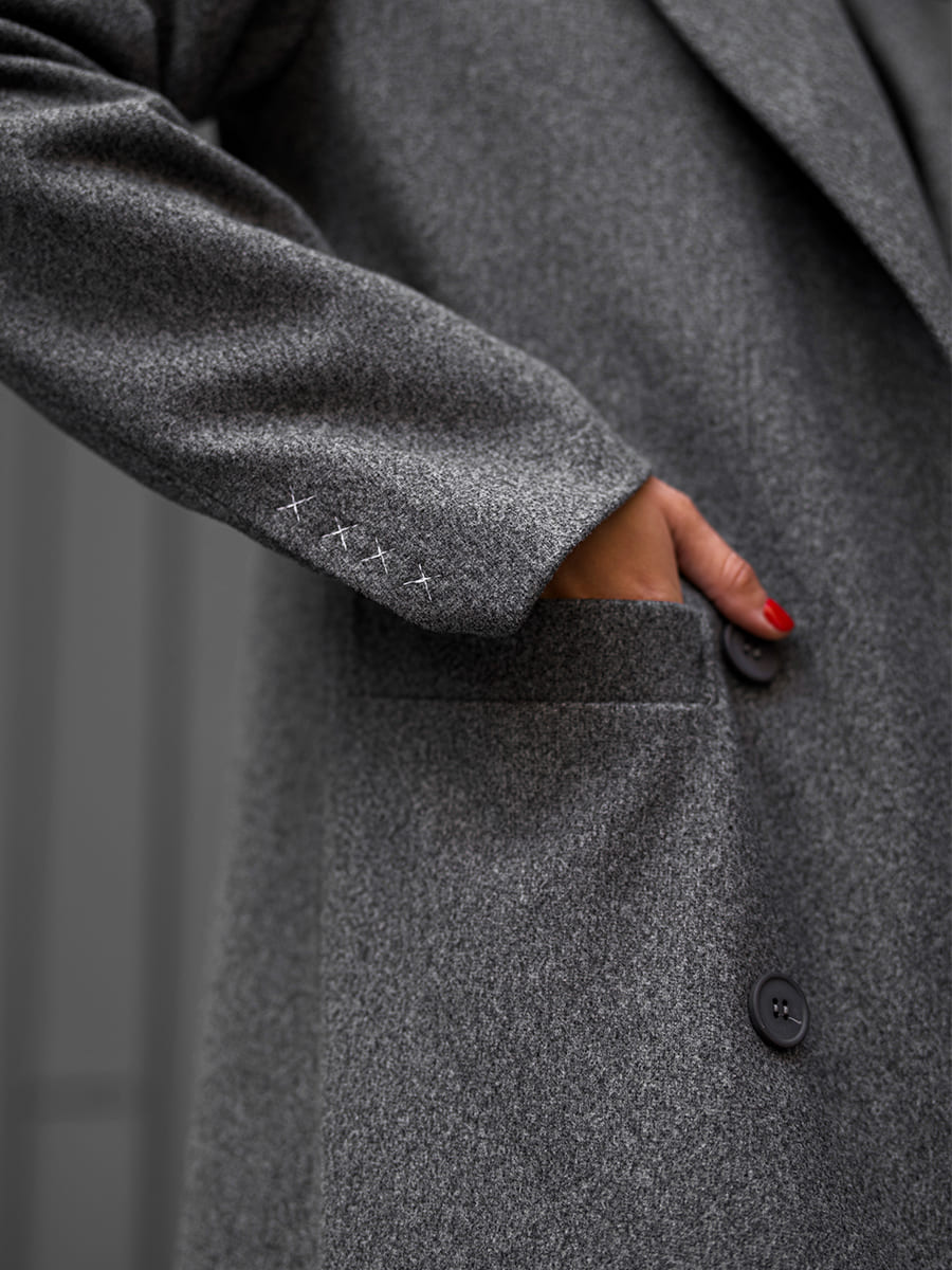 Пальто сірого кольору на утеплювачі з вишивкою 6