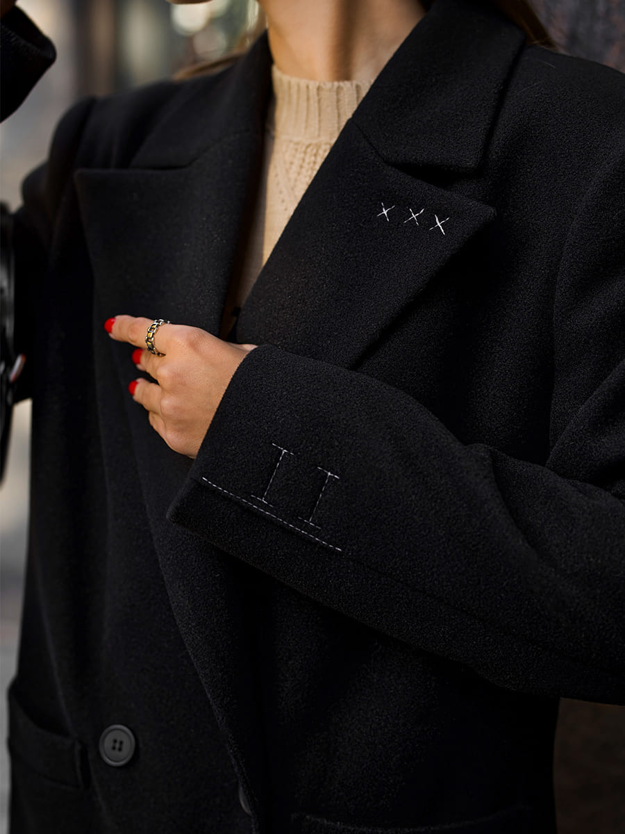 Пальто чорного кольору на утеплювачі з вишивкою 7
