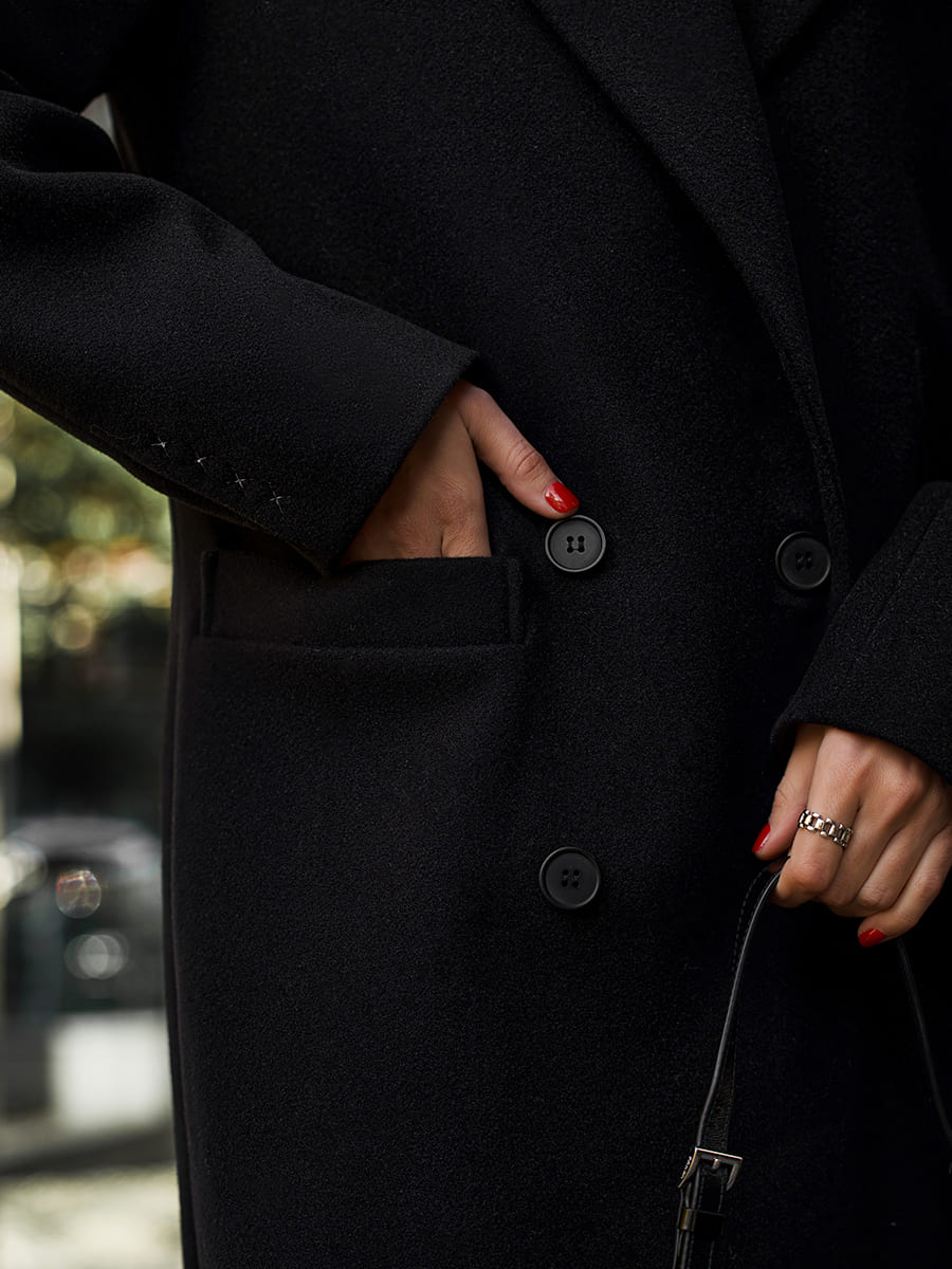 Пальто чорного кольору на утеплювачі з вишивкою 8