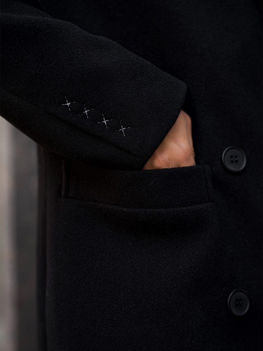 Пальто чорного кольору на утеплювачі з вишивкою 11
