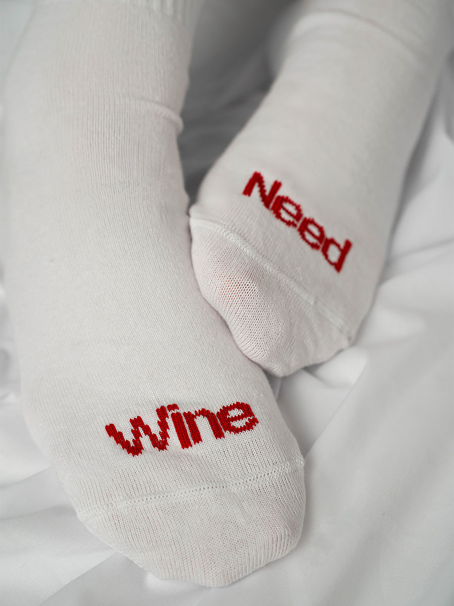 Носки белого цвета с принтом Need Wine 1 Носки белого цвета с принтом Need Wine 1