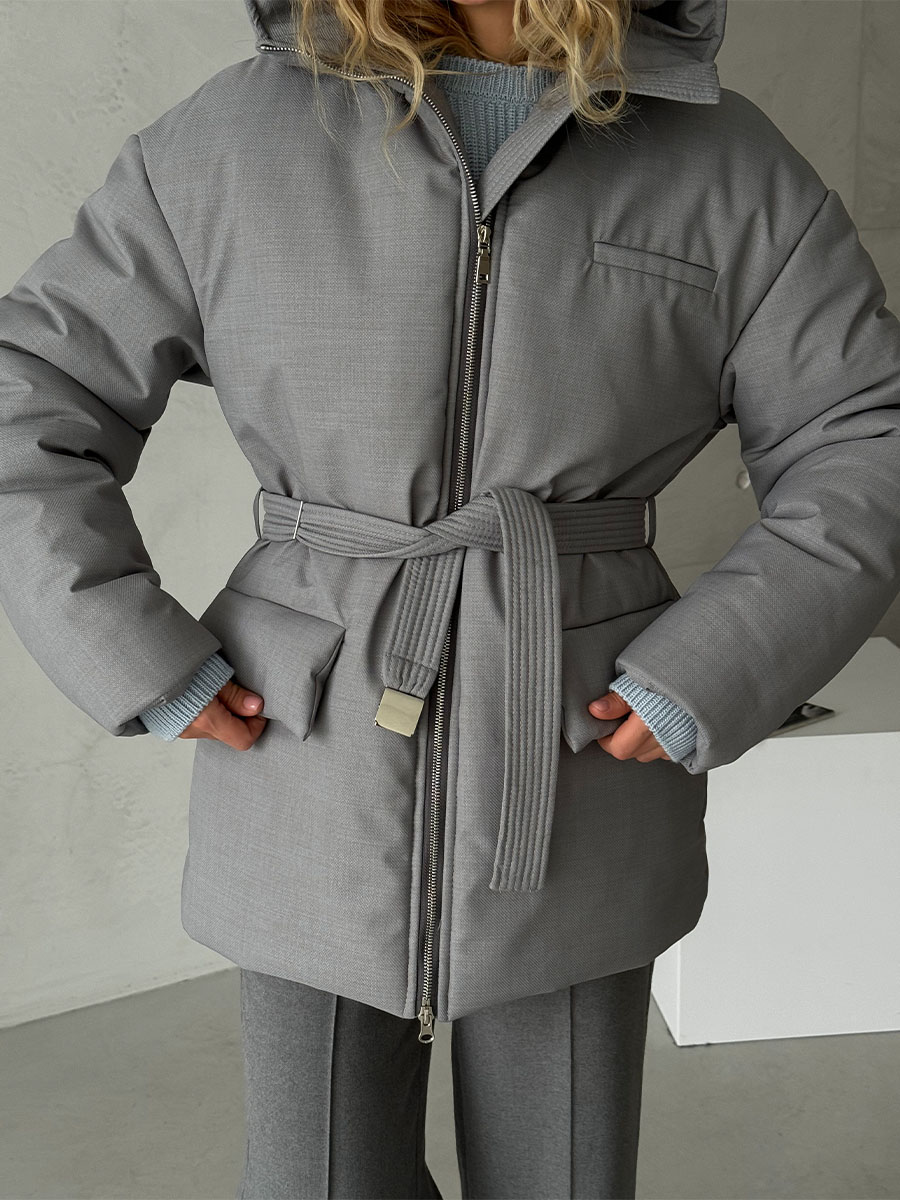 Куртка-пуховик сірого кольору під пояс 2