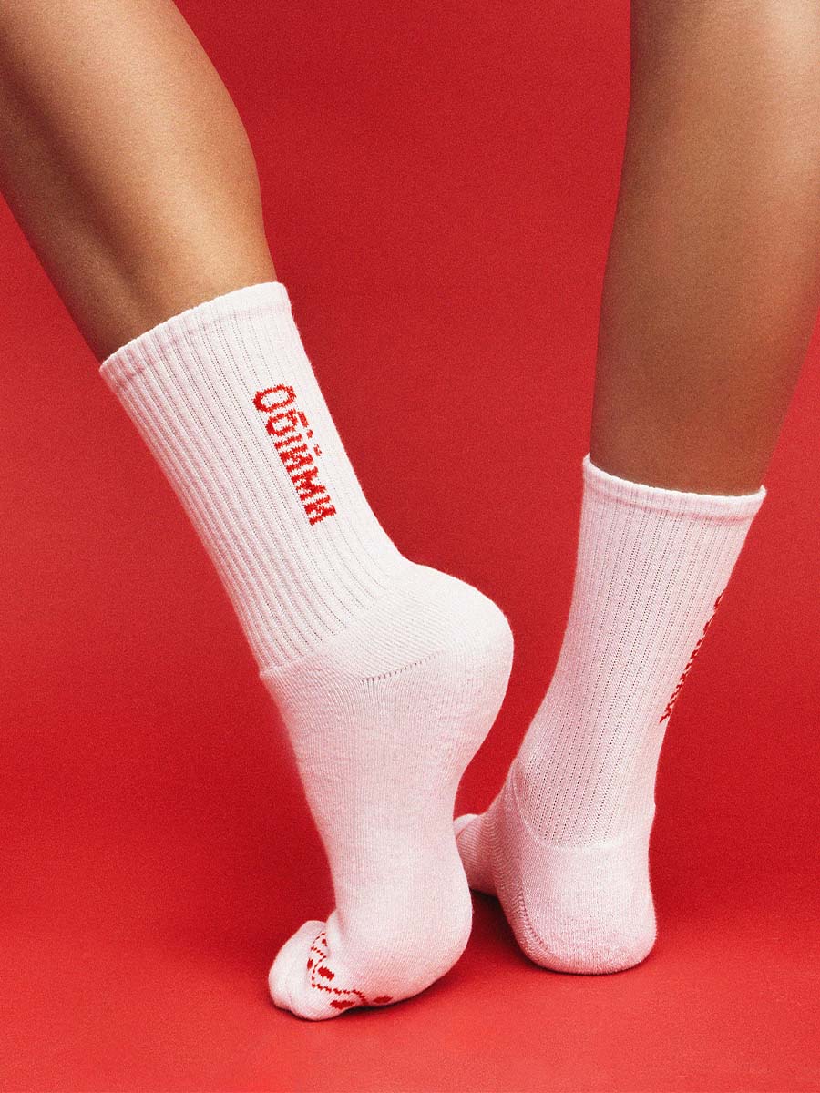 Шкарпетки білого кольору з принтом Обійми 1