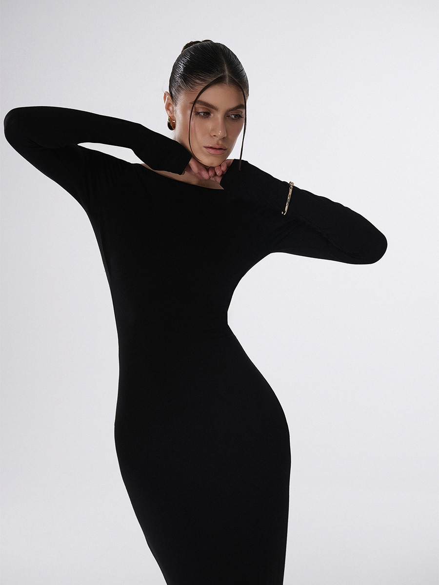 Сукня максі чорного кольору з вирізом на спинці 5