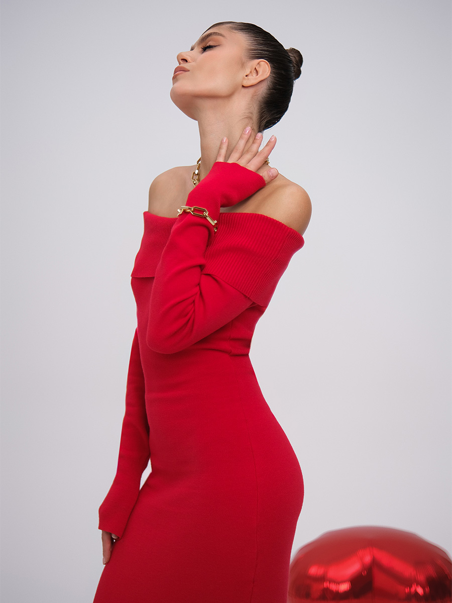 Сукня міді червоного кольору з відкритими плечима 5