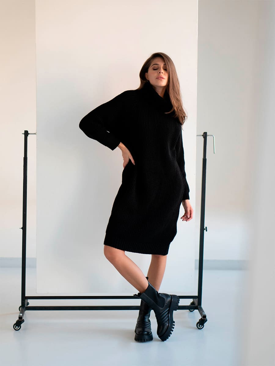 Сукня-светр чорного кольору з коміром 1