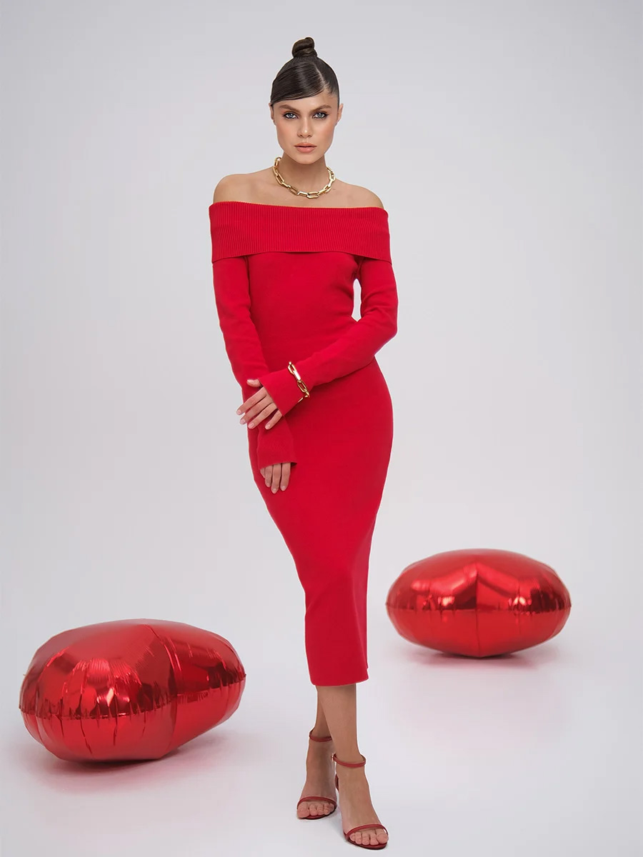 Сукня міді трикотажна червоного кольору з відкритими плечима 1