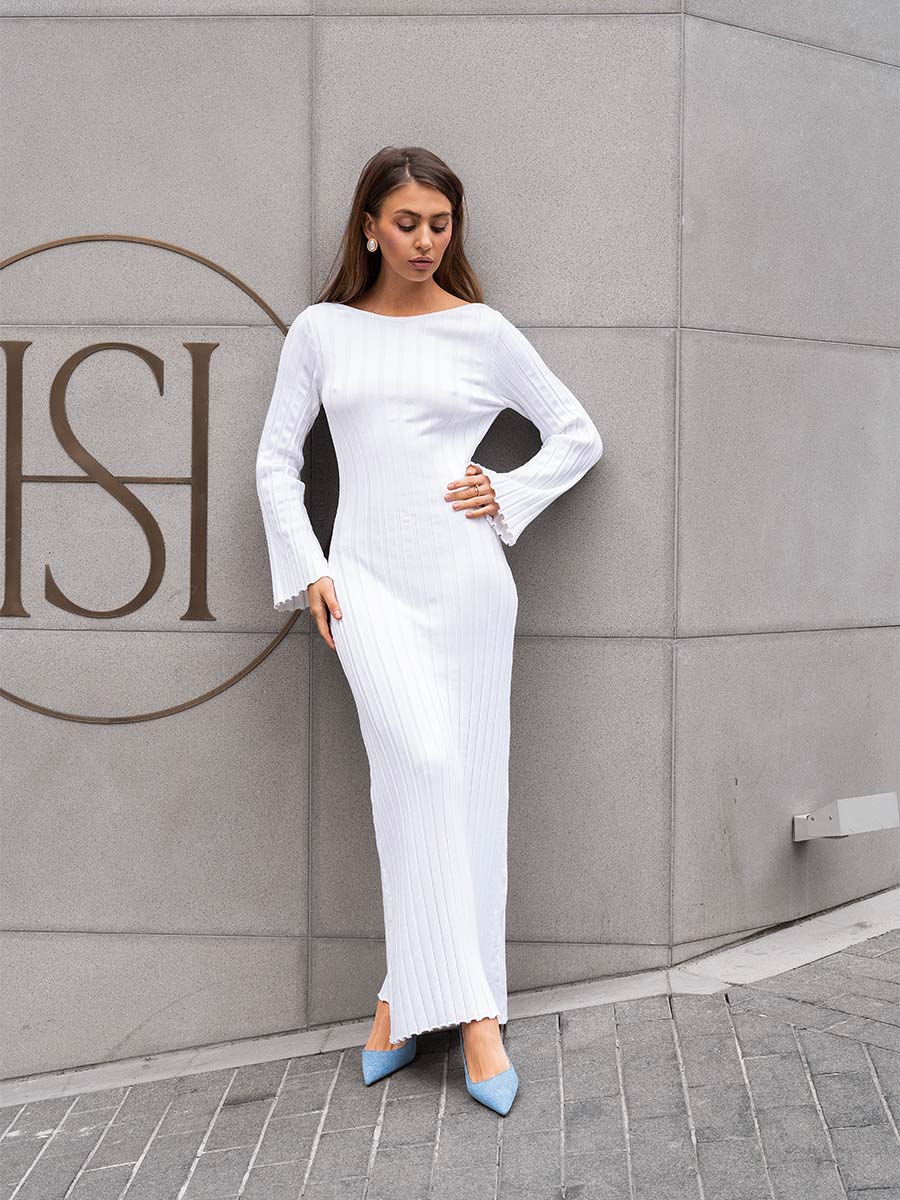 Сукня міді трикотажна білого кольору з вирізом на спинці 3