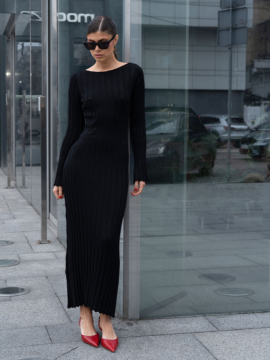 Сукня міді трикотажна чорного кольору з вирізом на спинці 4