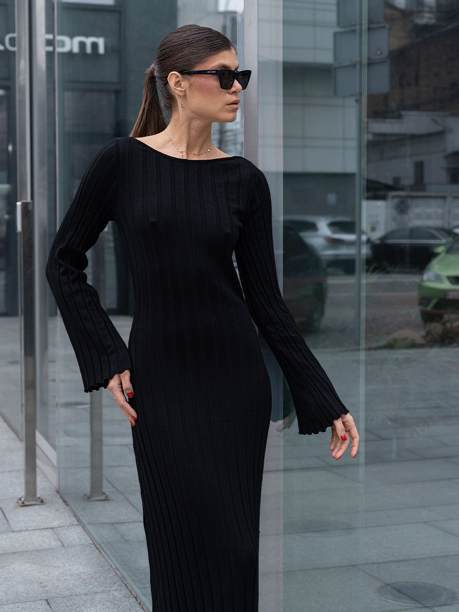 Сукня міді трикотажна чорного кольору з вирізом на спинці 5