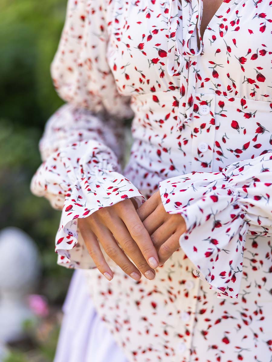 Сукня міні білого кольору в червону квітку з відкритими плечима 9