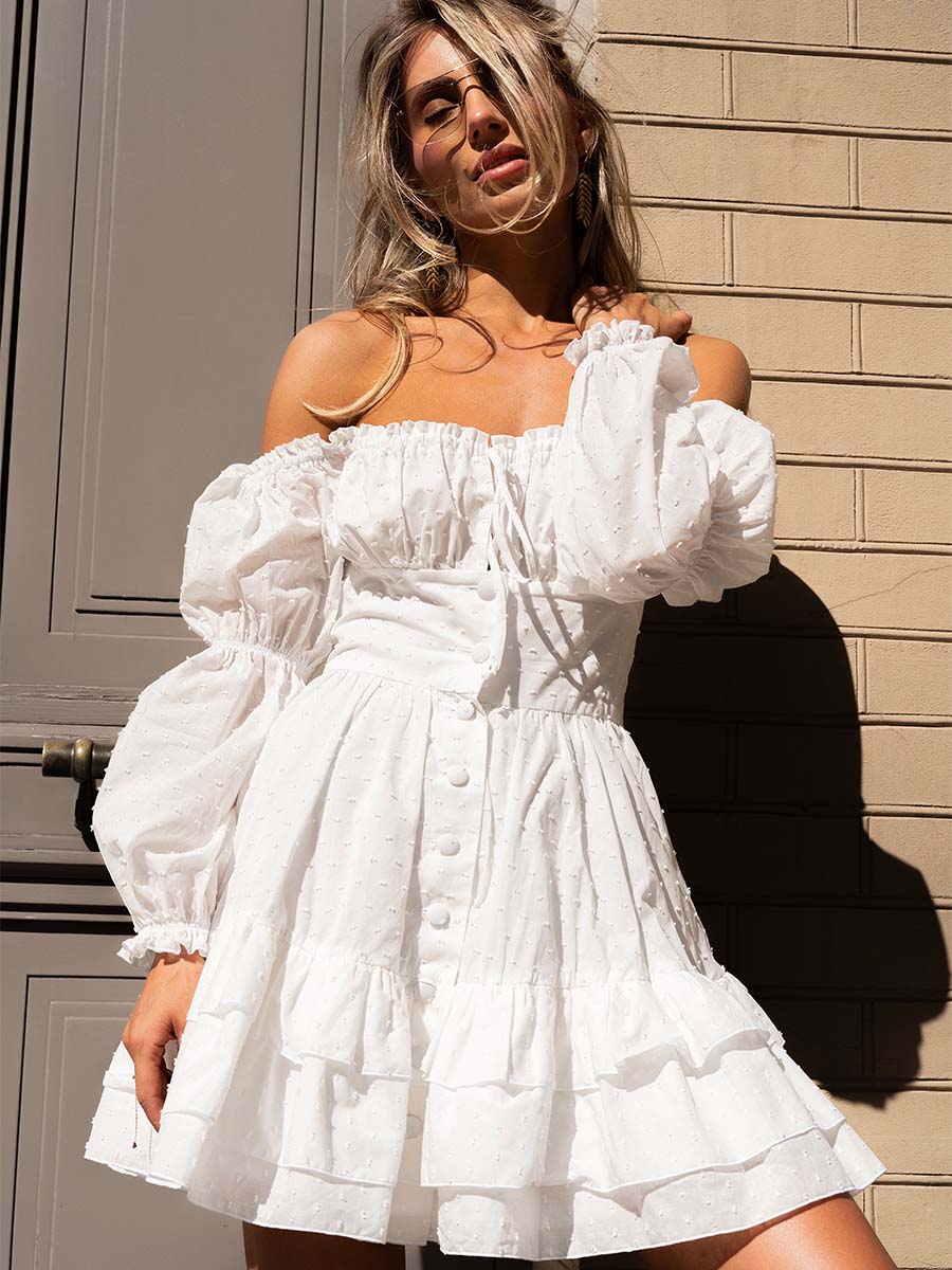 Сукня міні білого кольору зі спущеним плечем 2