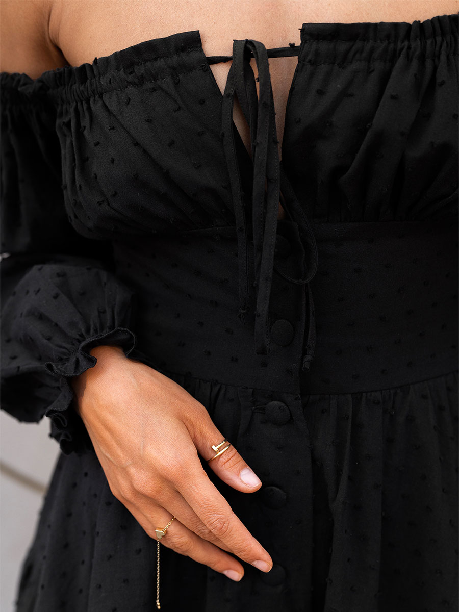 Сукня міні чорного кольору зі спущеним плечем 3