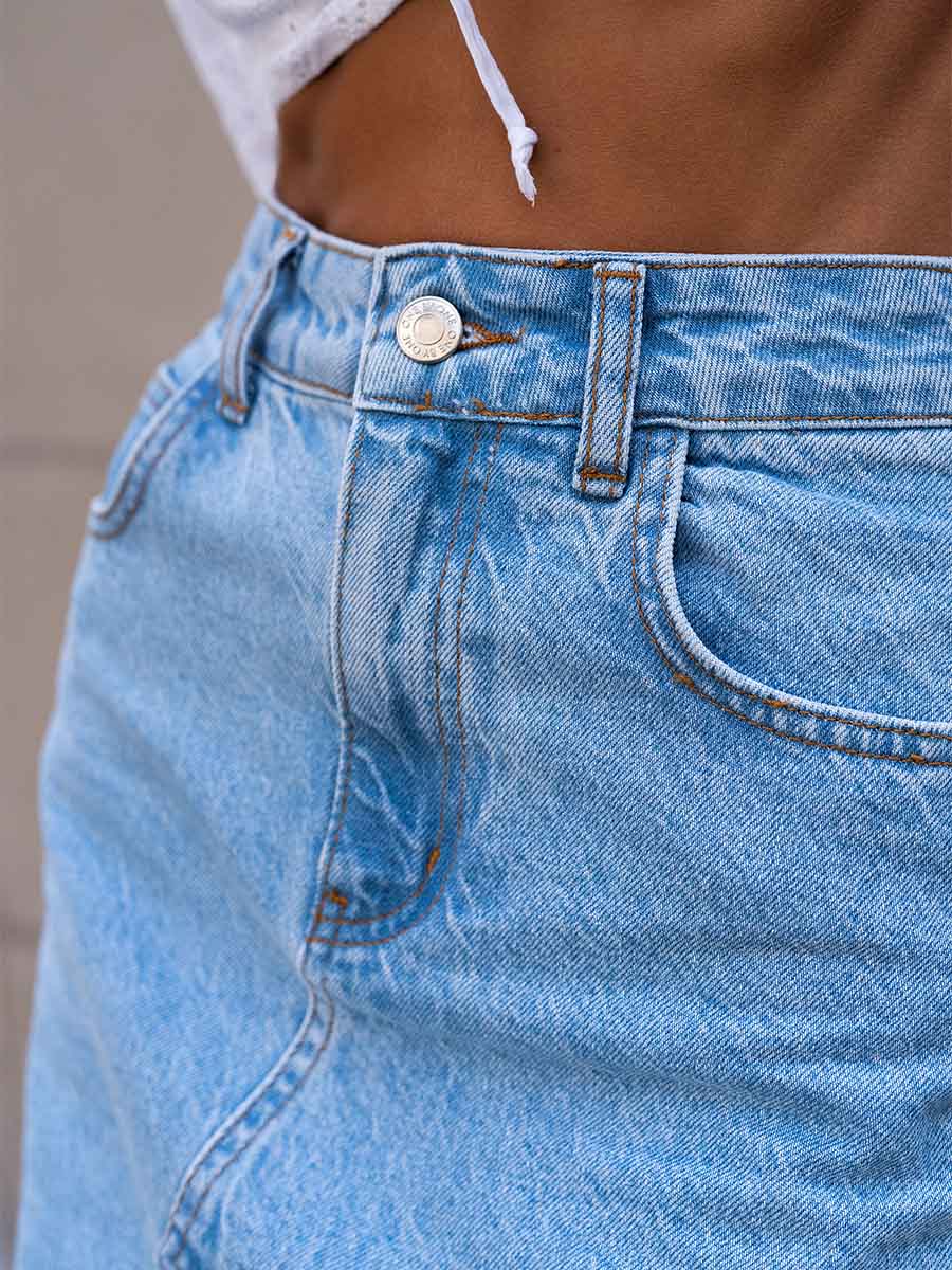 Спідниця міні джинсова блакитного кольору з необробленим низом 8