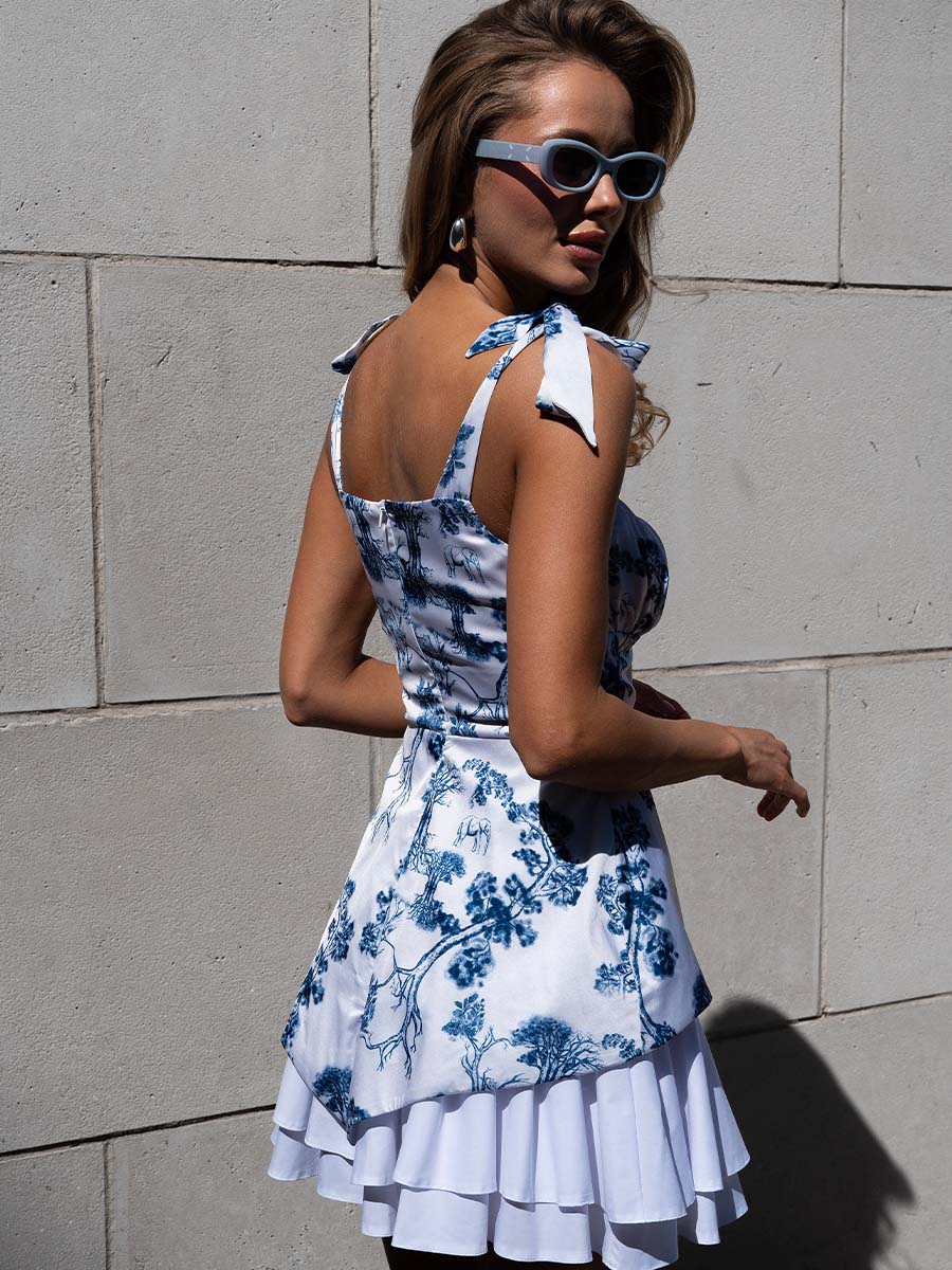 Сукня міні молочного кольору з фігурним низом в синій принт 9