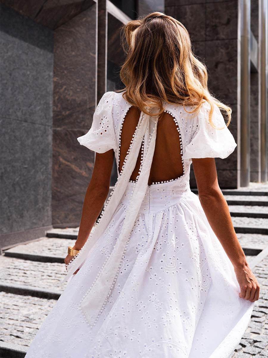 Сукня міді білого кольору з відкритою спинкою 1