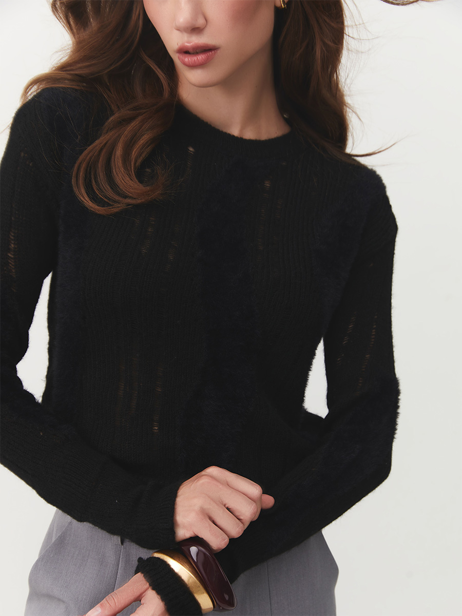 Лонгслів чорного кольору з пухнастими вставками 1