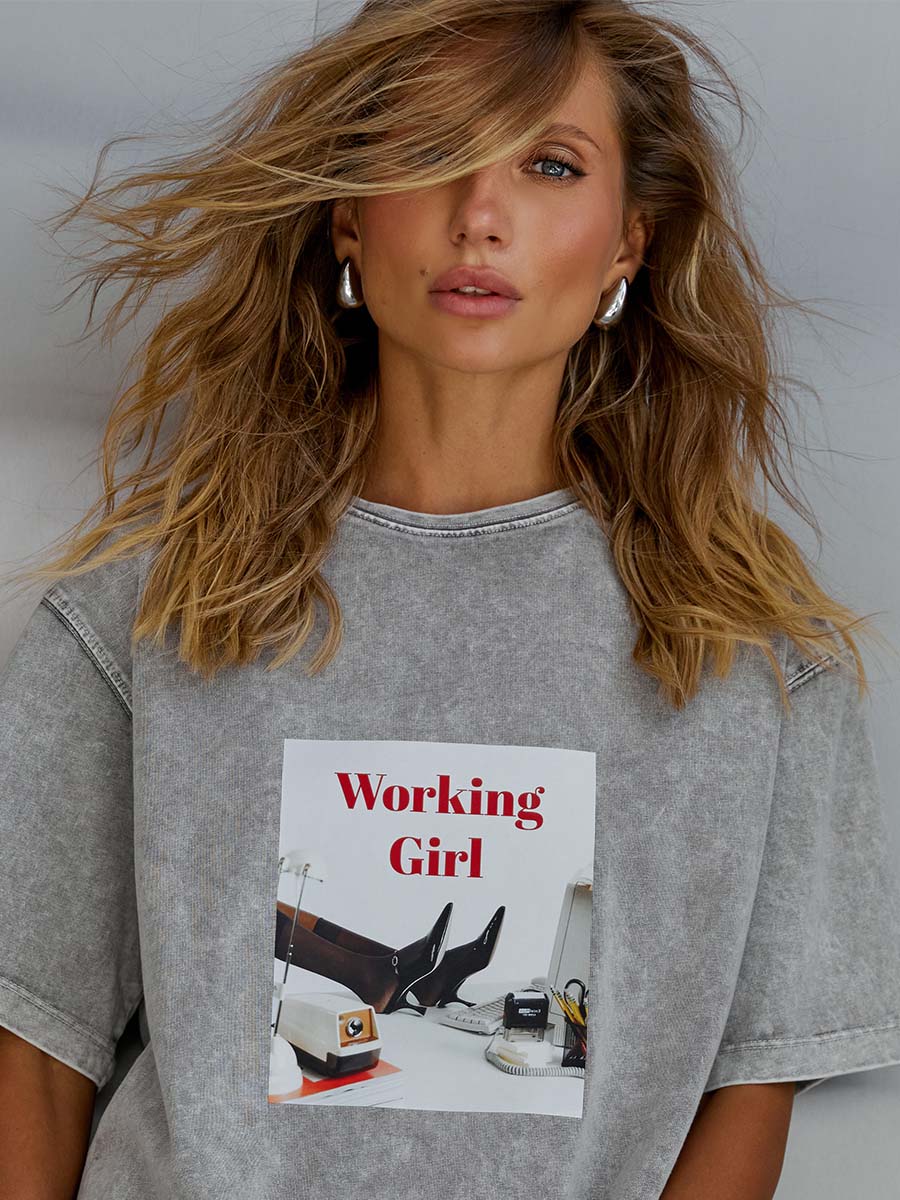 Футболка серого цвета с принтом Working girl 1