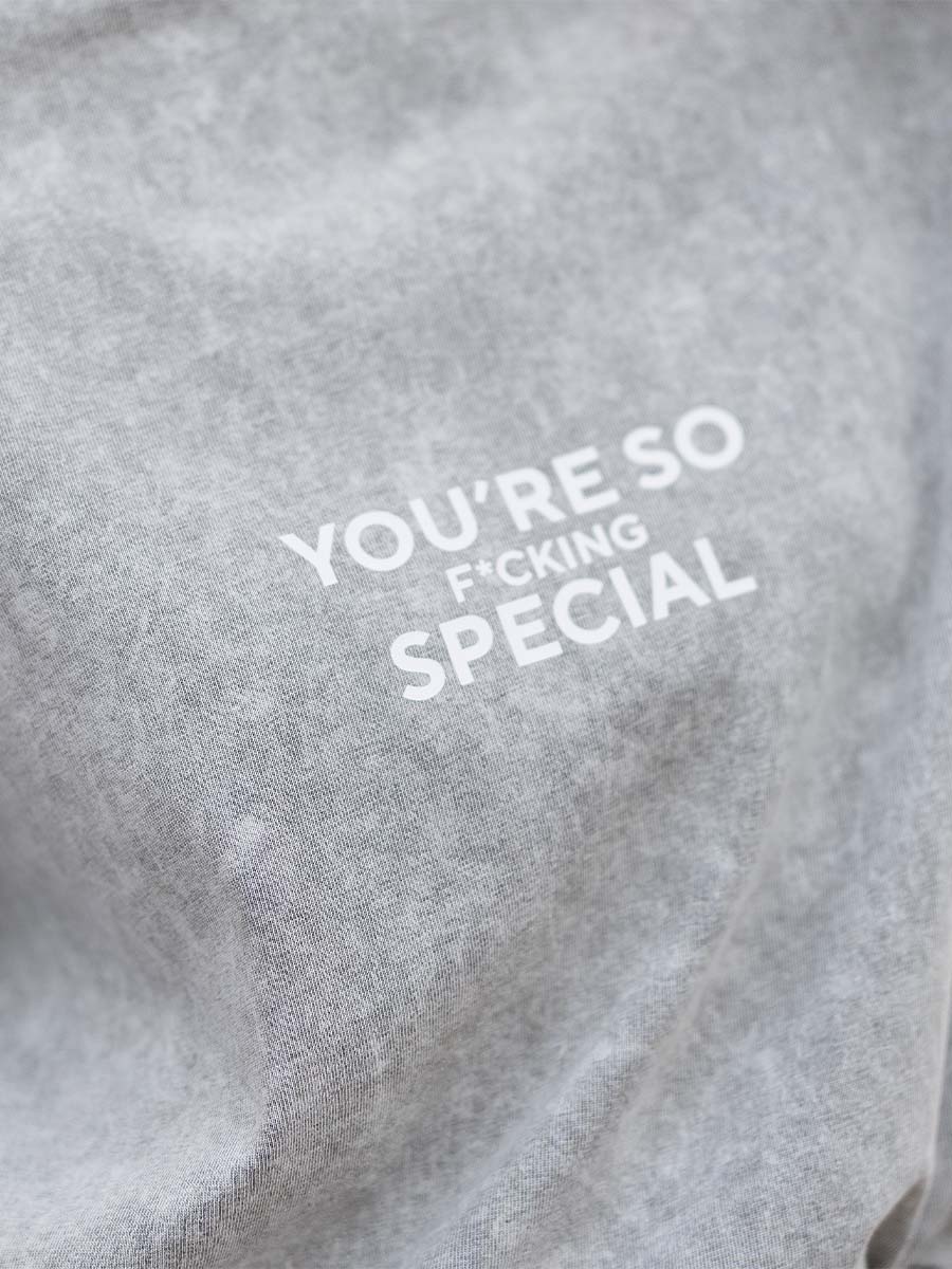 Лонгслів oversize сірого кольору з принтом you're so special 6