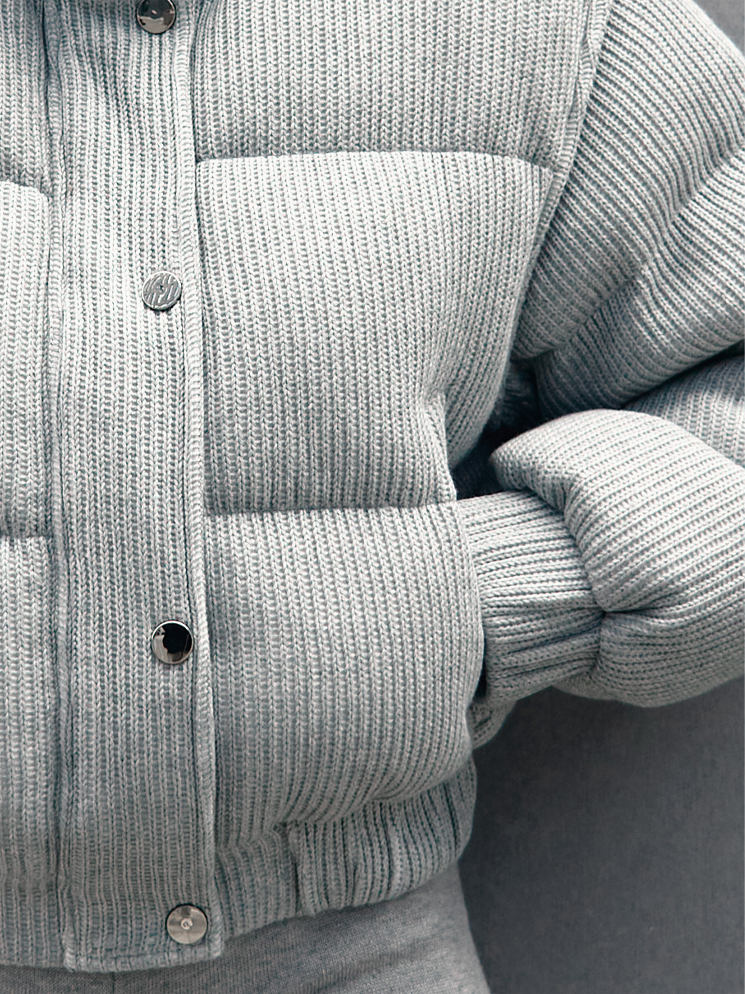 Пуховик вкорочений сірого кольору з резинкою 6