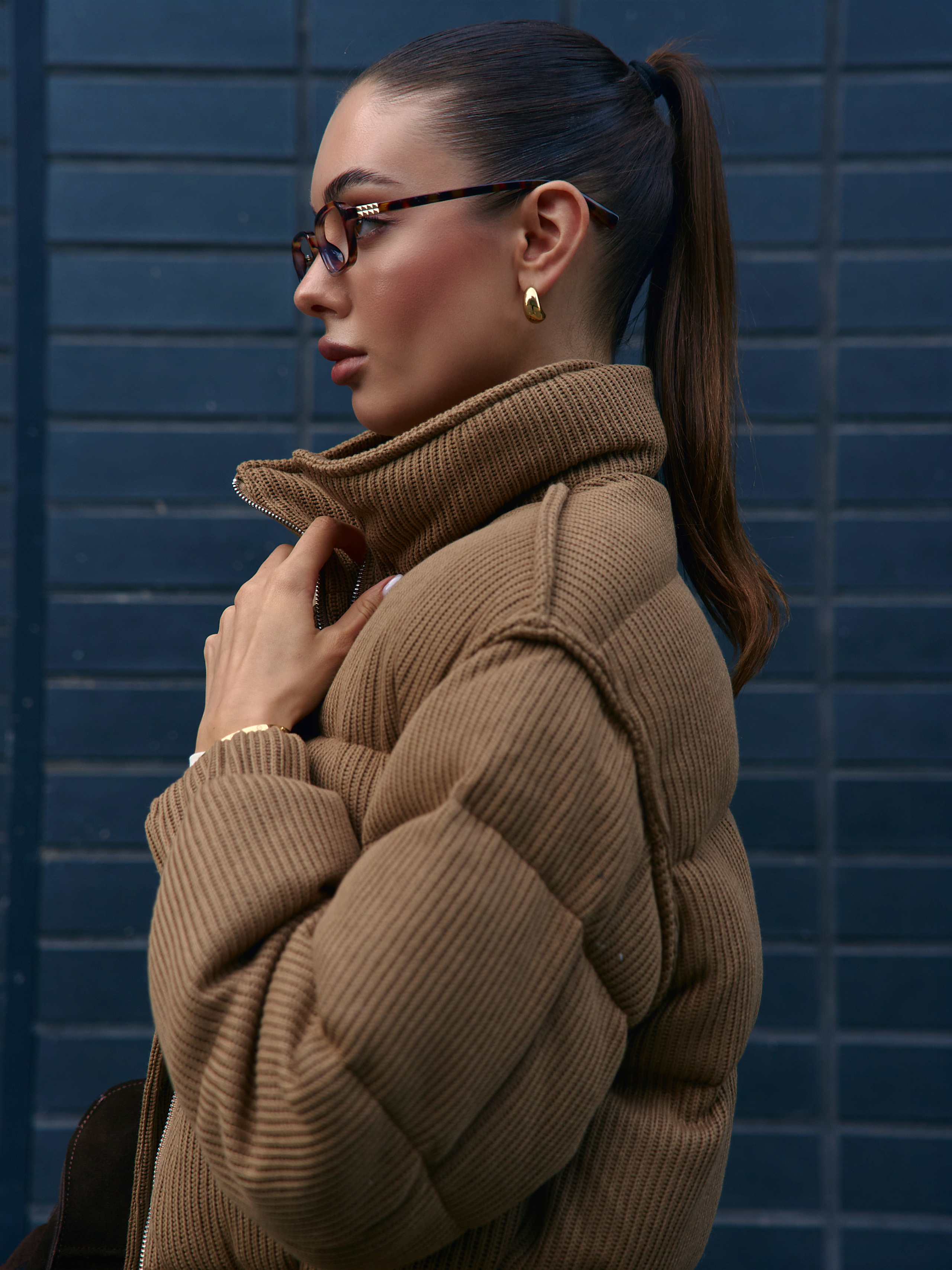 Пуховик вкорочений коричневого кольору з резинкою 1