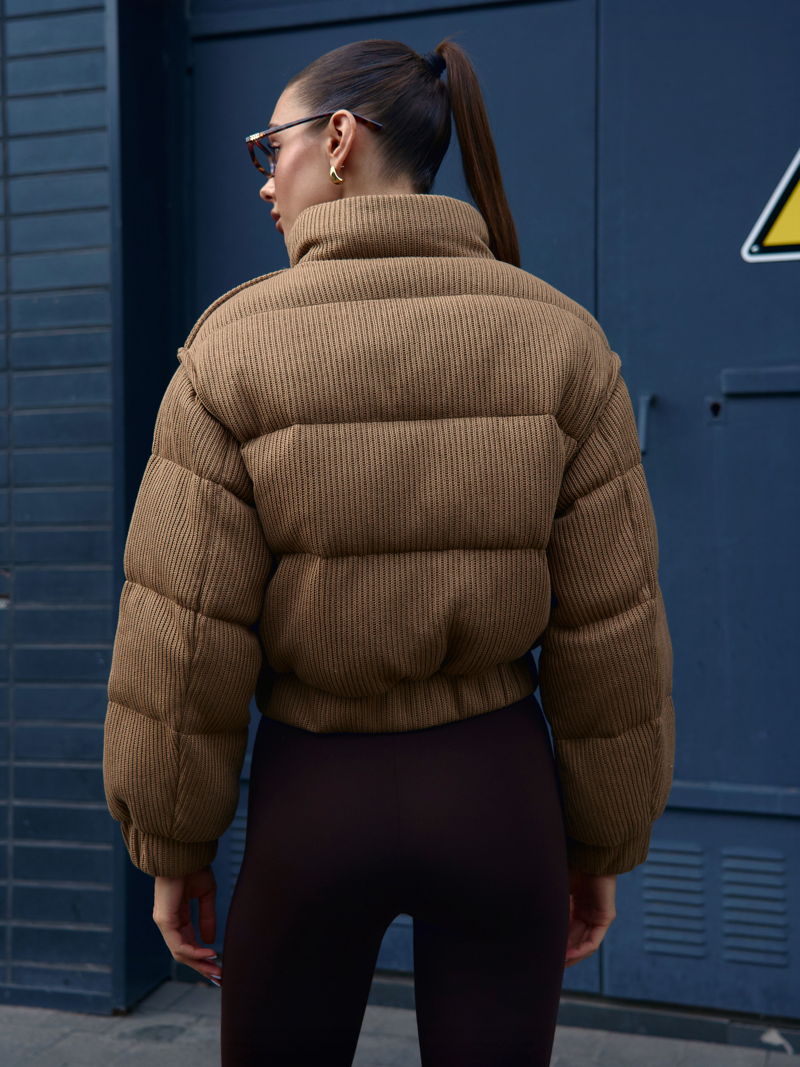 Пуховик вкорочений коричневого кольору з резинкою 1