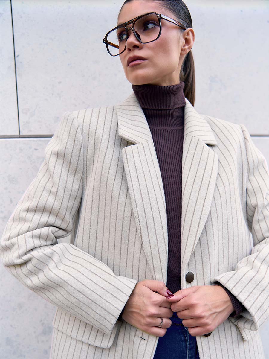 Пальто-жакет світло-бежевого кольору в смужку з утеплювачем 1