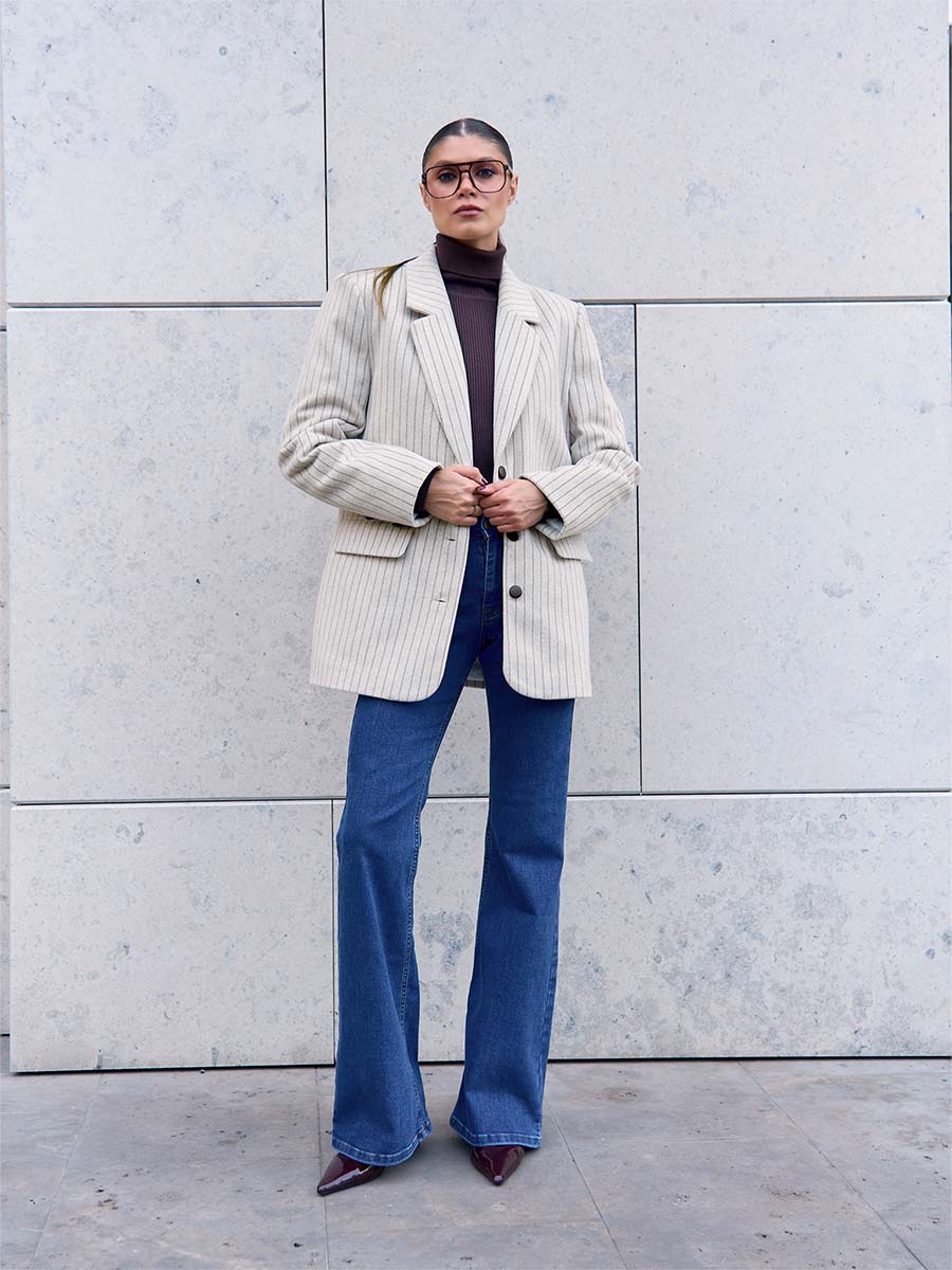 Пальто-жакет світло-бежевого кольору в смужку з утеплювачем 1