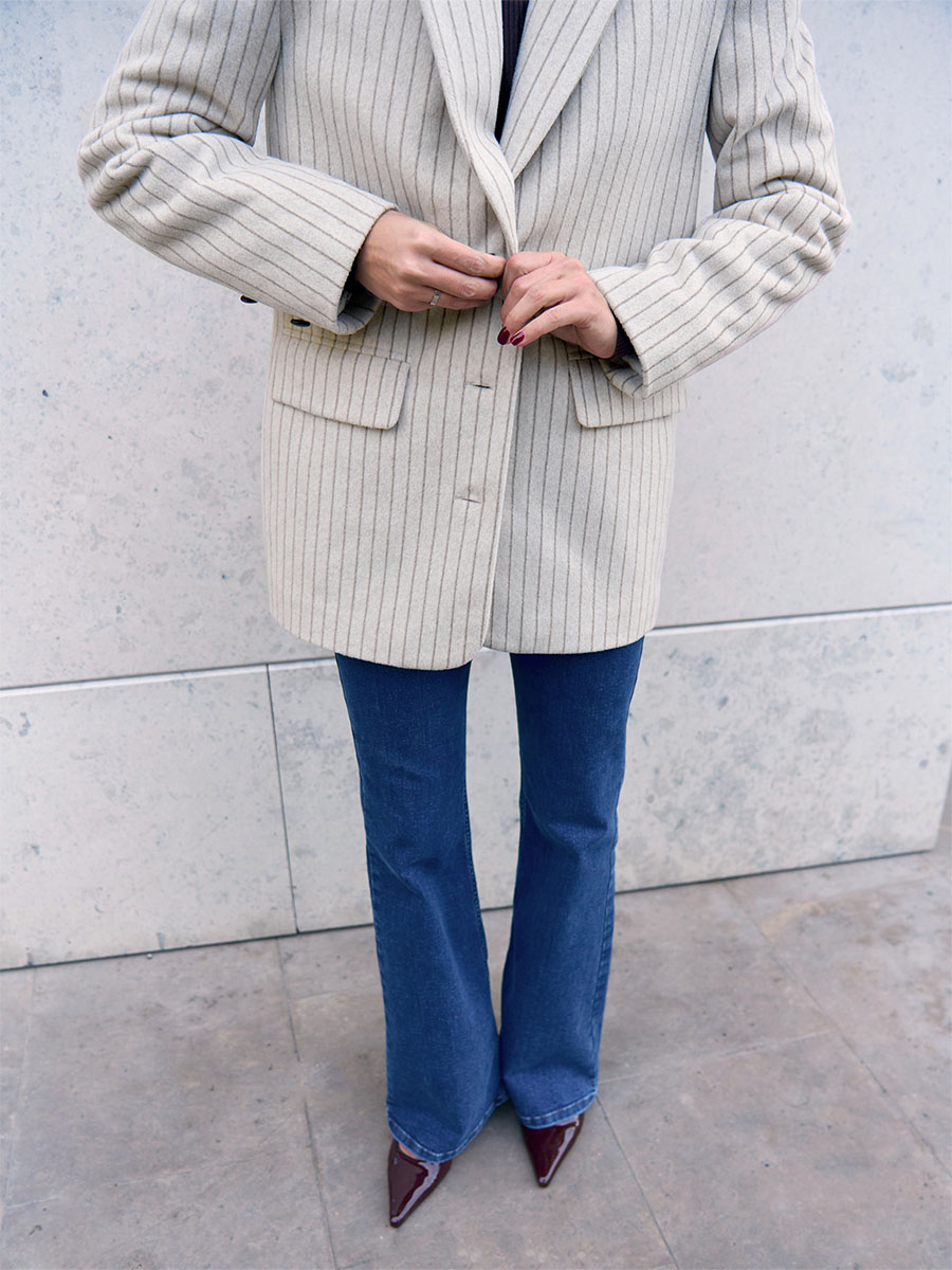 Пальто-жакет світло-бежевого кольору в смужку з утеплювачем 1