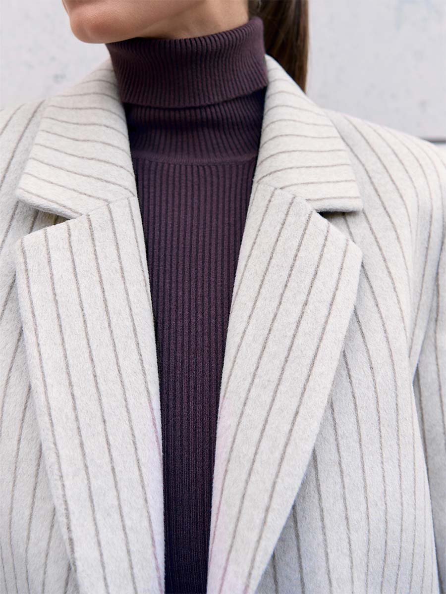 Пальто-жакет світло-бежевого кольору в смужку з утеплювачем 1