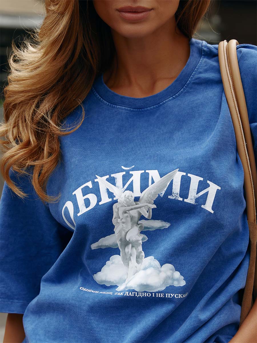 Футболка унісекс блакитного кольору з принтом ОБІЙМИ 1