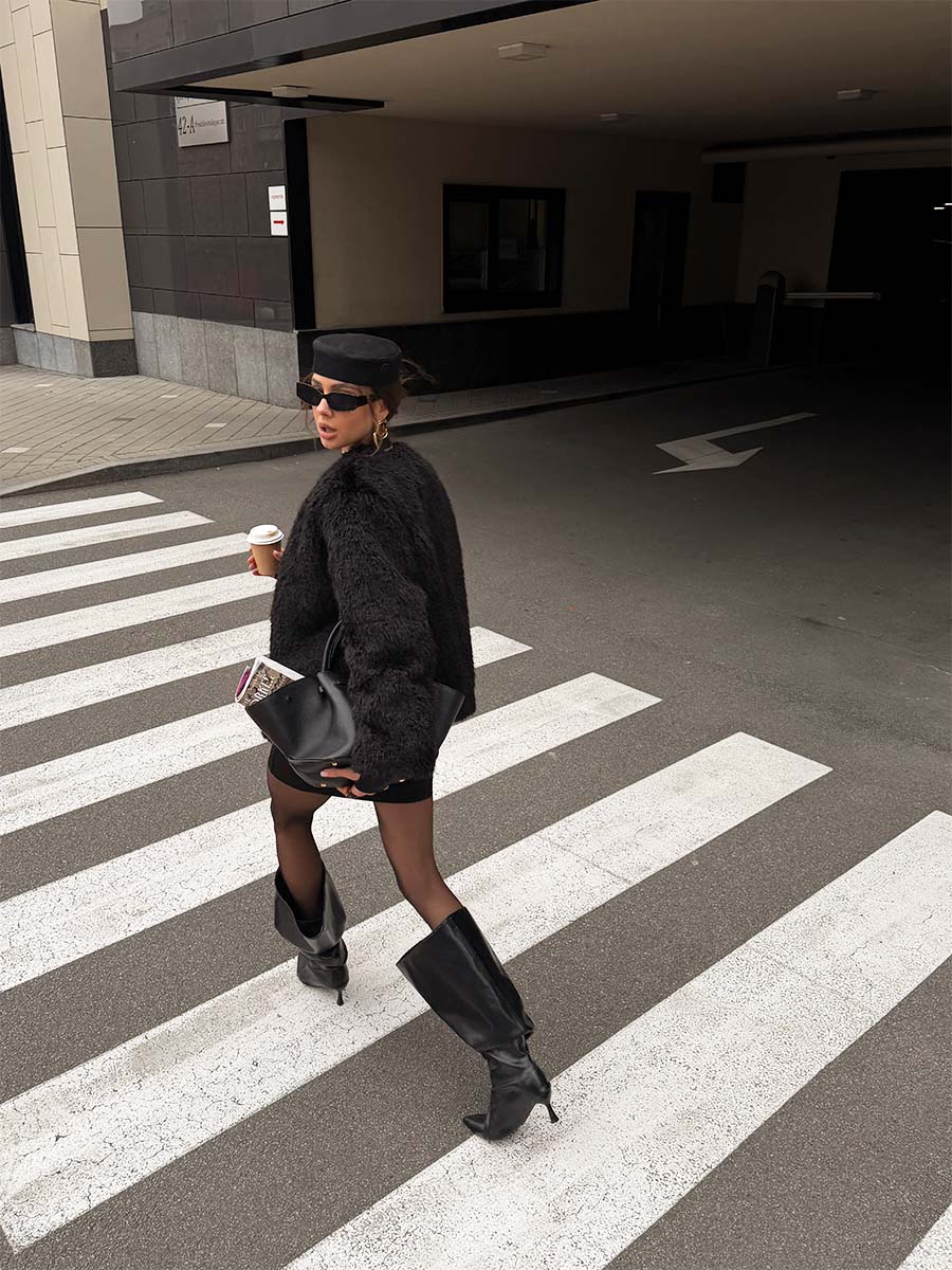 Шуба чорного кольору зі штучного хутра 1