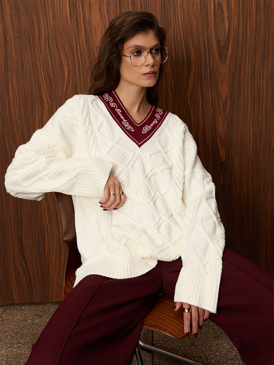 Светр молочного кольору з бордовим кантом 1