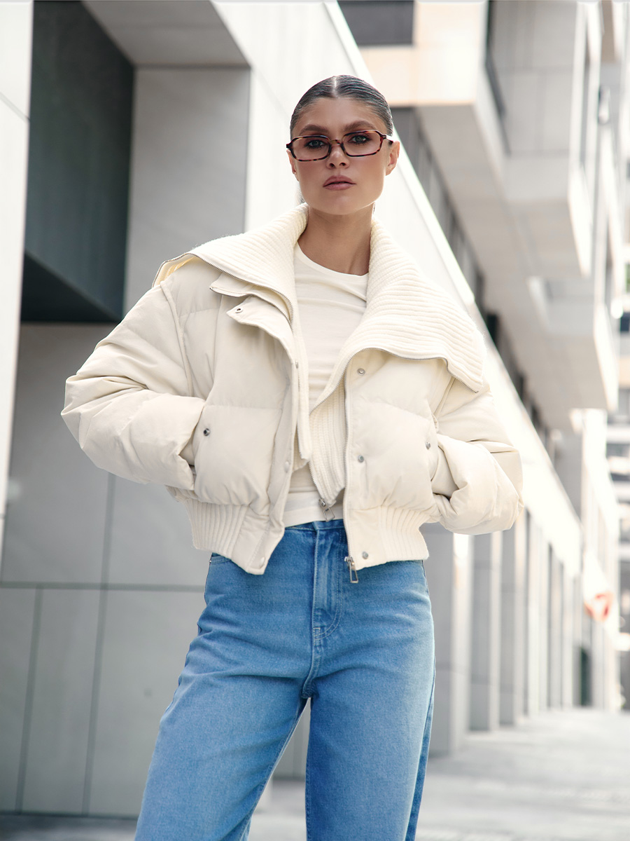 Пуховик вкорочений молочного кольору з маленькими ґудзиками 2