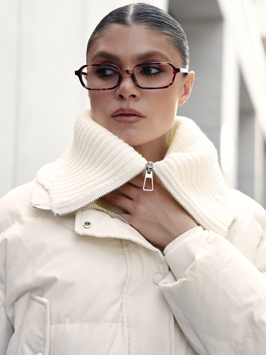 Пуховик вкорочений молочного кольору з маленькими ґудзиками 4