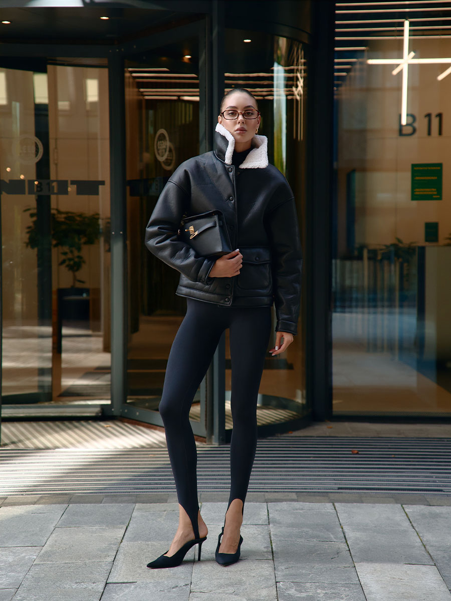 Дублянка чорного кольору з хутром коміром 1