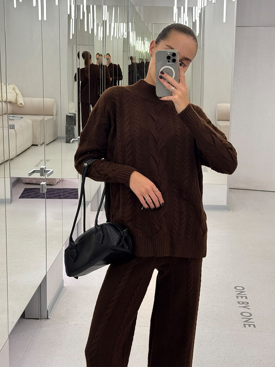 Светр коричневого кольору у візерунок 1