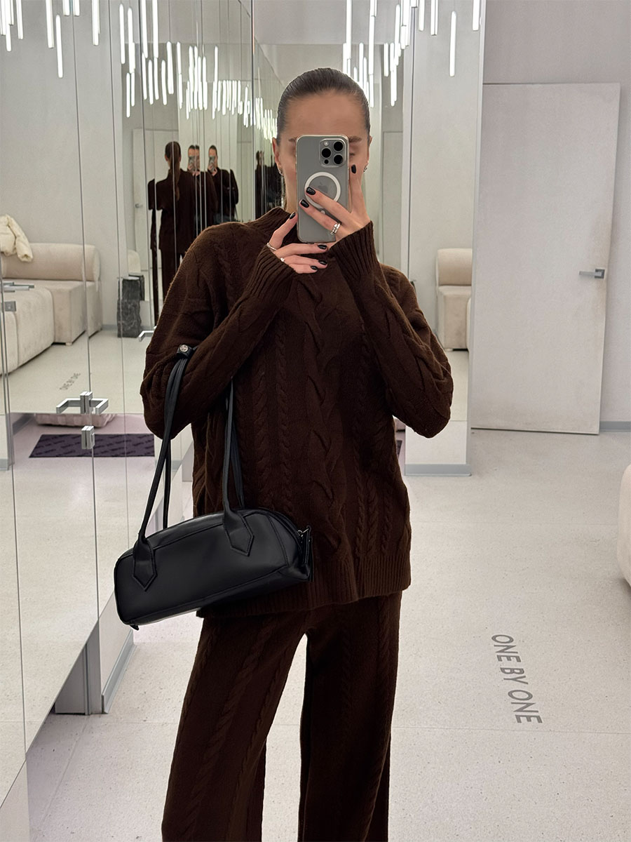 Светр коричневого кольору у візерунок 4