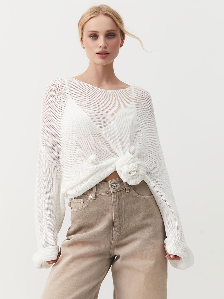 Светр білого кольору з декоративними квітами 1