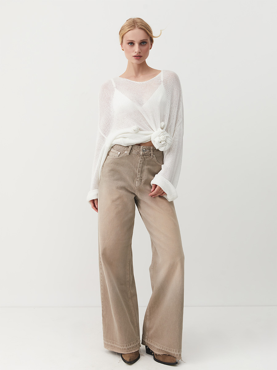 Светр білого кольору з декоративними квітами 1