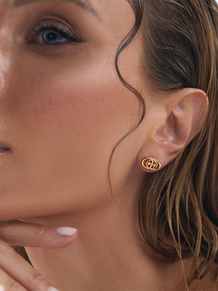 Сережки овальні золотого кольору з бренд елементом 1