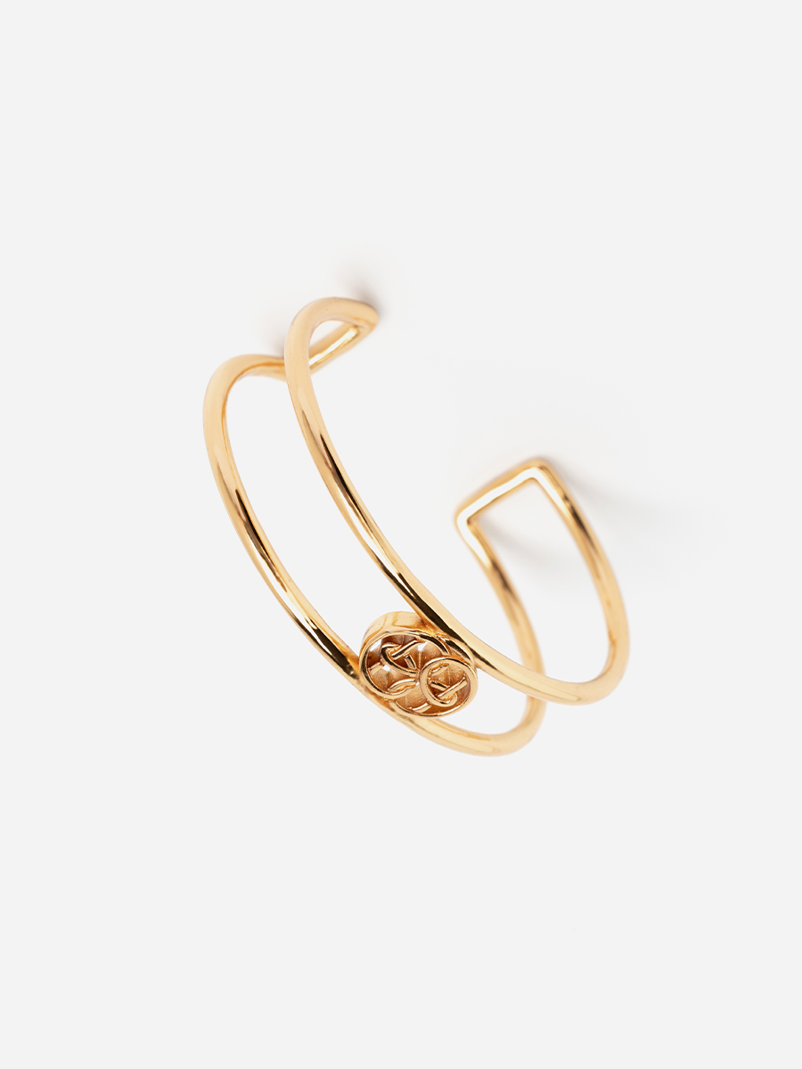 Браслет кафф золотого кольору з бренд елементом 1