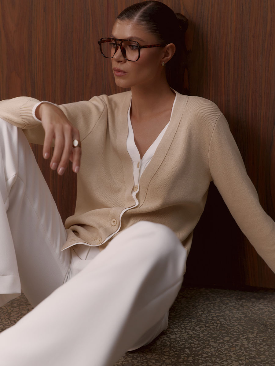 Кардиган бежевого кольору з білим з подвійним коміром 1