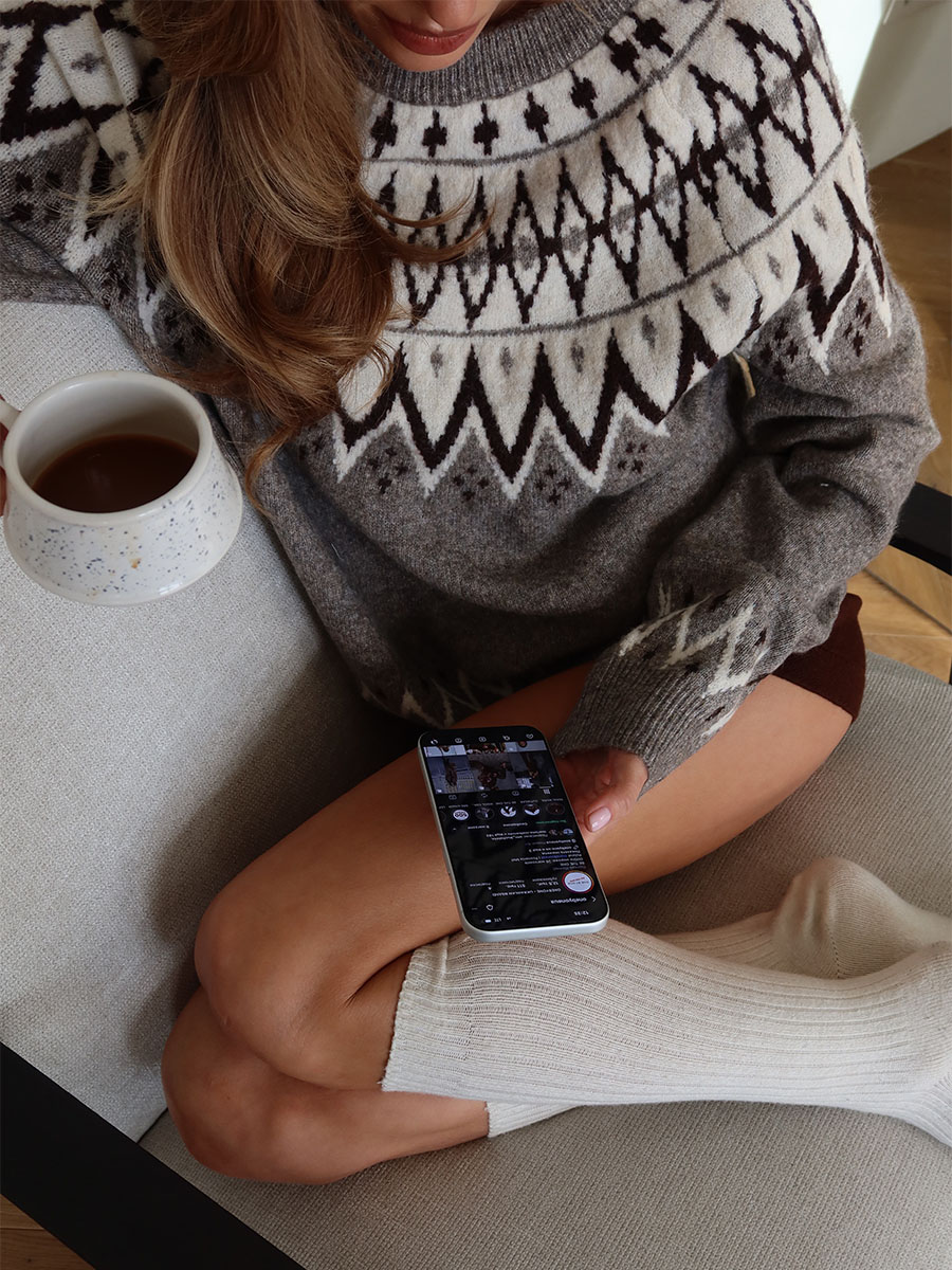 Светр оверсайз сірого кольору з геометричним білим орнаментом 1