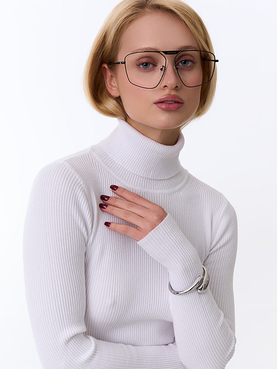 Гольф з високим коміром білого кольору у дрібний рубчик 1