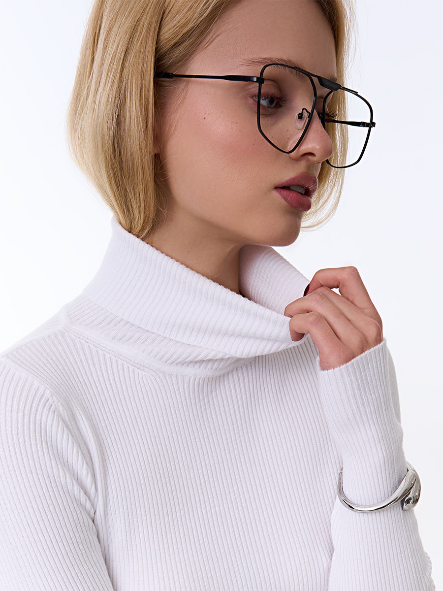 Гольф з високим коміром білого кольору у дрібний рубчик 1