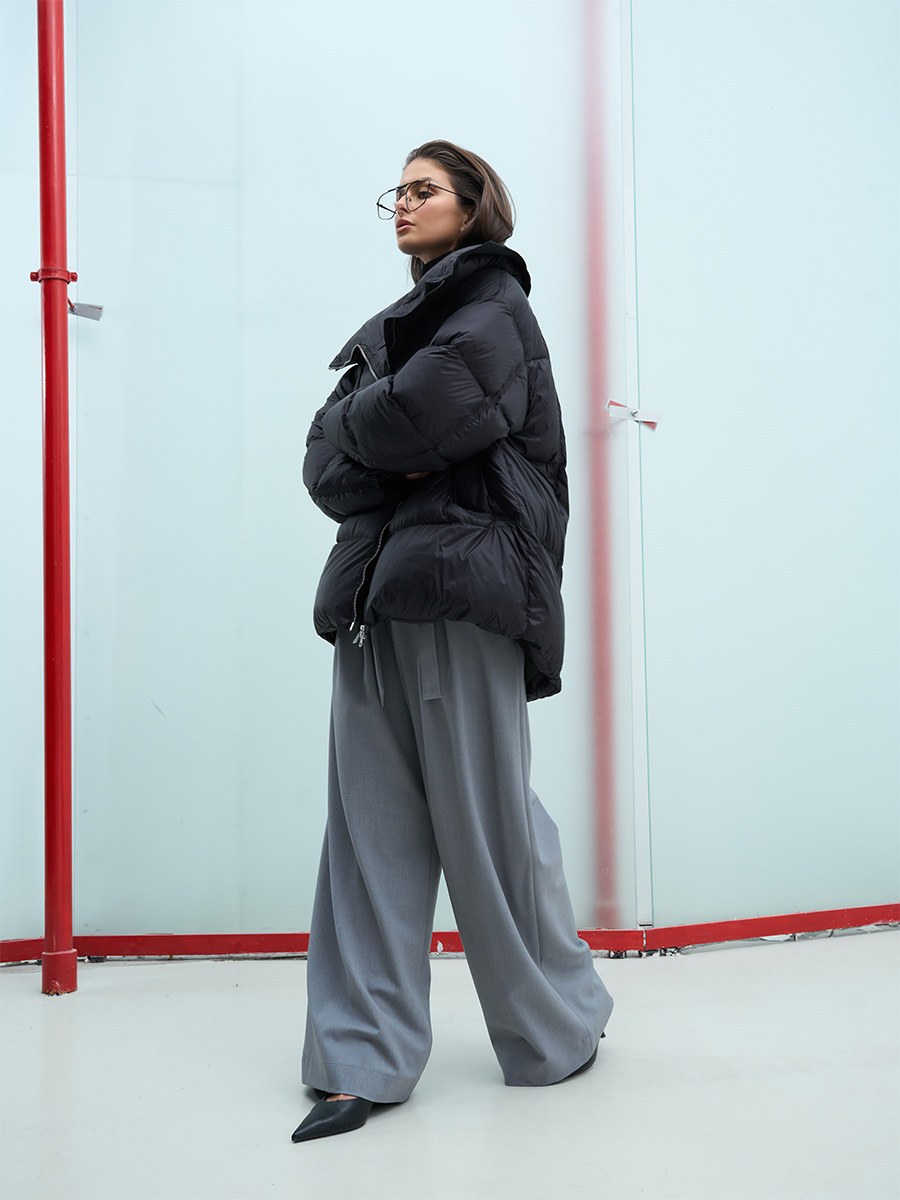 Пуховик оверсайз чорного кольору на блискавці з високим коміром 1