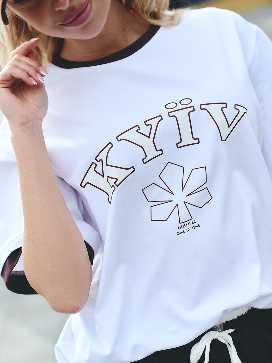 Футболка білого кольору з коричневим кантом і принтом Kyїv 5 Футболка білого кольору з коричневим кантом і принтом Kyїv 5